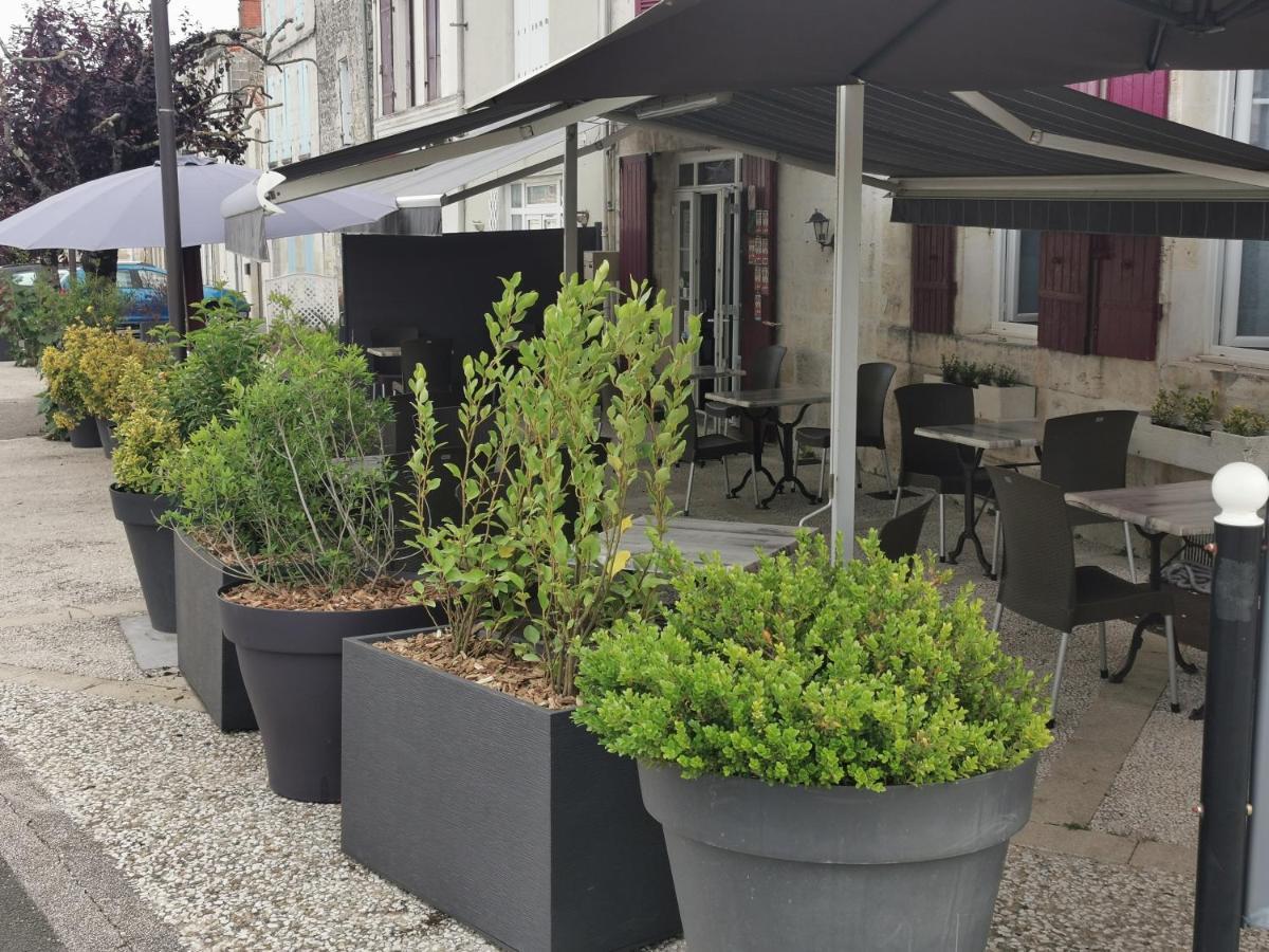 Logis Hotel & Restaurant Le Saint Savinien Exterior foto